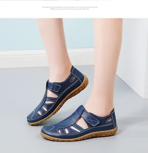 Klassische dunkelblaue Leder-Sandalen für Damen mit weicher Sohle und Klettverschluss.