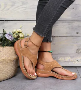 Detailansicht der bestickten Zehentrenner-Sandalen für Damen mit komfortabler Plateausohle