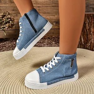 Gedetailleerde weergave van denim hoge sneakers met ritssluiting aan de zijkant en platformzool.