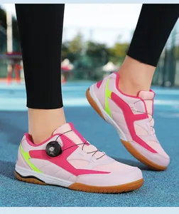 Détail de chaussures de badminton roses pour femmes avec fermeture à molette