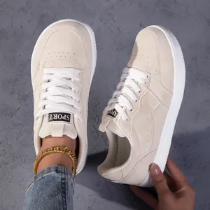 Vue détaillée de baskets beiges décontractées à bout large avec un design rétro à lacets