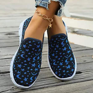 Detalle de los zapatos slip-on de flyknit para mujer con estrellas y lunas azules