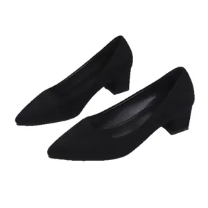Elegante schwarze Pumps mit spitzer Kappe und Blockabsatz für Damen minimalistisch