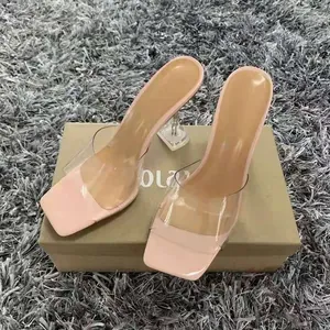 Élégantes sandales roses à bout carré et talons hauts avec des brides transparentes chic