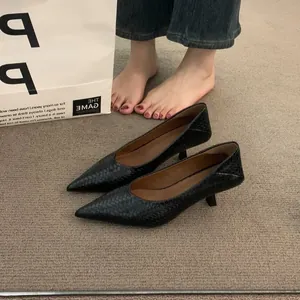 Elegantes zapatos de tacón bajo con punta fina en tejido trenzado negro para oficina