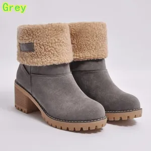 Detailansicht grauer Wildleder-Schneestiefel mit Blockabsatz und warmem Lammfell-Umschlag