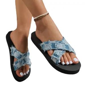 Bequeme Damen-Plateau-Slipper mit Denim-Karo-Kreuzriemen im lässigen Sommerstil