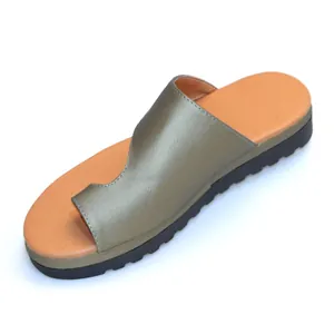 Dames platform sandalen in metallic olijfgroen met asymmetrisch teenlus ontwerp voor zomer