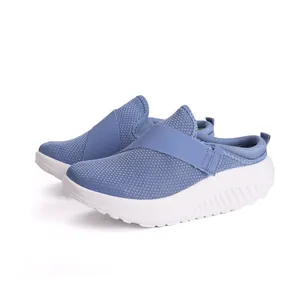 Zuecos de mujer en malla azul transpirable con suelas blancas gruesas deportivas.