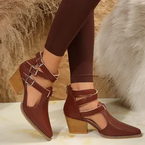 Vue latérale de bottines marron à talons carrés avec boucles vintage et bout pointu