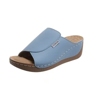 Detailansicht hellblaue Keilsandaletten mit Peep-Toe und weißen Ziernähten.