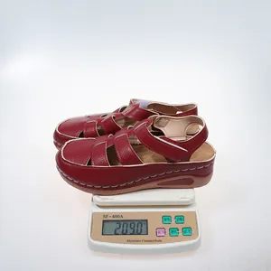 Detailansicht einer leichten roten Keilsandalette, die 209 Gramm auf der Waage wiegt