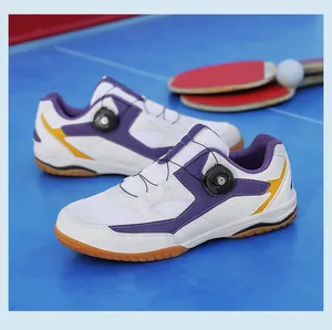 Vue détaillée de chaussures de badminton violettes et blanches pour femmes à molette.