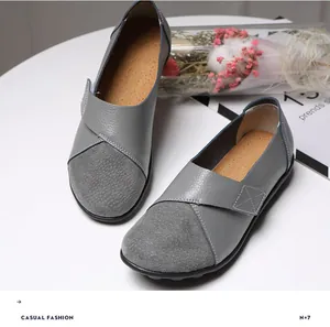 Detailansicht grauer Damen-Slipper mit Wildleder-Zehenpartie und Klettverschluss
