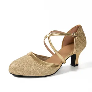 Detailansicht goldene Glitzer-Tanzschuhe für Damen mit verstellbaren Kreuzriemen