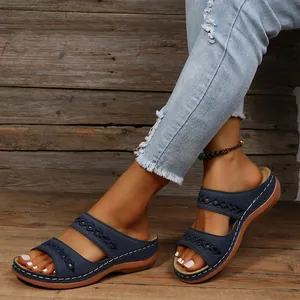 Mules à talons compensés bleues pour femmes avec motifs ajourés et bout ouvert