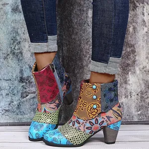 Détail de bottines de style ethnique en patchwork avec motifs floraux et talons épais