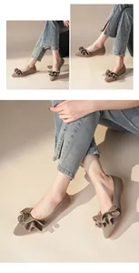 Detailansicht der gewebten Damen-Loafer mit Rüschenbesatz und spitzem Design