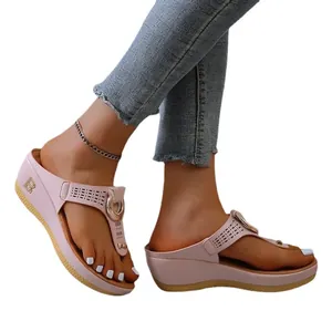 Sandalias de cuña tipo chancla para mujer en color rosa con hebilla y diseño calado
