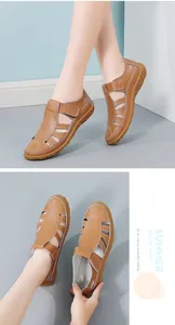 Detail von Retro-Leder-Sandalen in Hellbraun mit Klettverschluss und weicher Sohle
