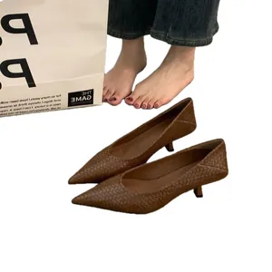 Elegantes salones trenzados marrones de tacón bajo con punta fina para mujeres modernas