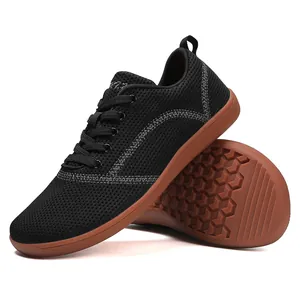 Schwarze atmungsaktive Barfußschuhe mit breiter Zehenbox und brauner Gummisohle für Sommer