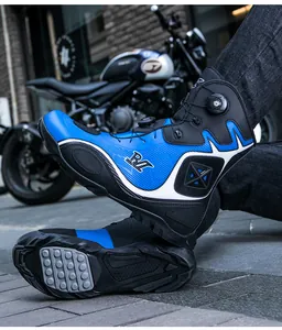 Vista detallada de botas de moto profesionales con cierre rotatorio y suela antideslizante
