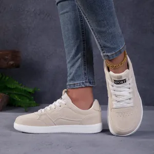Baskets décontractées mixtes crème élégantes portées par un mannequin, style urbain