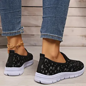Primer plano de mocasines negros de flyknit transpirable con patrones de estrellas y suela blanca