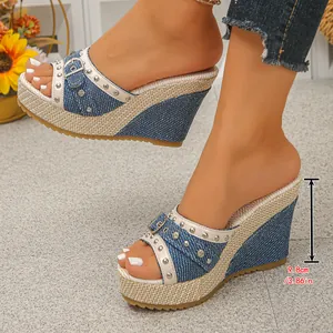Sandales compensées en jean avec clous argentés et boucle, talon haut de 9,8 cm
