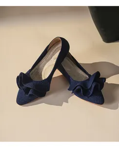 Detailansicht navyfarbener Strick-Ballerinas mit elegantem Rüschen-Design an der Spitze.