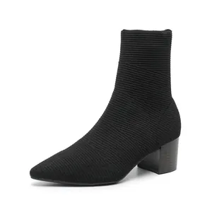Elegante schwarze spitz zulaufende Strick-Sockenstiefel mit bequemen Blockabsatz Design