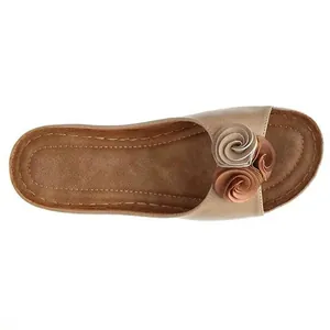 Vista superior de sandalias con cuña y plataforma con elegantes decoraciones de rosas beige