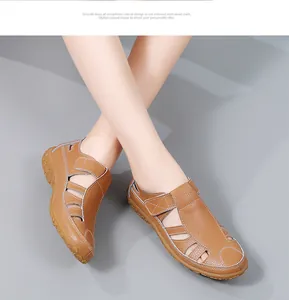 Nahaufnahme von braunen Leder-Sandalen für Damen mit sehr bequemen, weichen Sohlen.