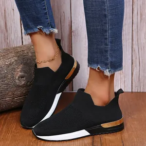 Détail de baskets en maille respirante noires pour femmes avec accents dorés sur la semelle