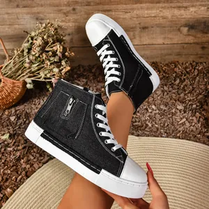 Zwarte hoge canvas sneakers voor dames met plateauzool en een decoratieve zijzak