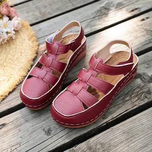Weinfarbene Damen-Keilsandalen mit durchbrochenem Design und weißen Ziernähten im Detail
