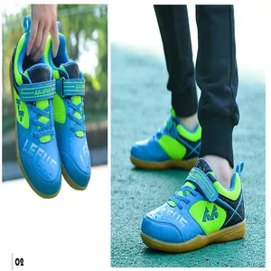 Gros plan et vue portée de chaussures de sport de badminton bleu et vert pour enfants