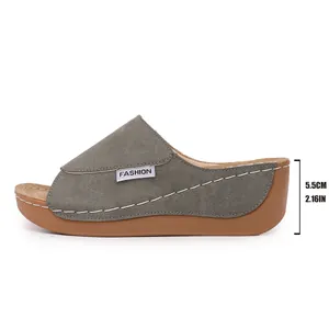 Detailansicht der grauen Keilsandalette mit Angabe der 5,5 cm Absatzhöhe im Profil
