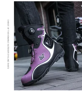 Vista lateral de botas de moto moradas con sistema de cierre de doble perilla ajustable.