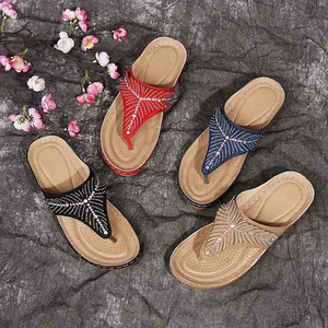 Dettaglio di infradito con zeppa da donna e strass disponibili in quattro colori vivaci.