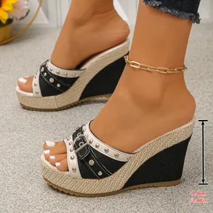 Mules à talons compensés en denim noir avec clous et boucle argentés