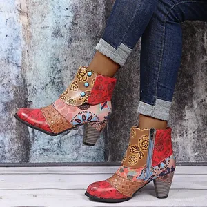 Vue détaillée de bottines bohèmes en patchwork avec motifs floraux ethniques et talons