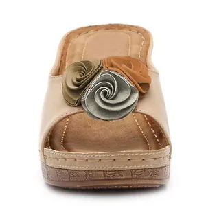 Vista frontal detallada de sandalias de cuña beige con tres adornos florales de colores