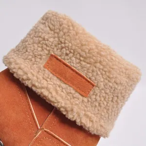 Nahaufnahme des flauschigen Kunstfellfutters an braunen Wildleder-Winterstiefeln für Damen
