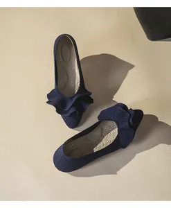 Elegante dunkelblaue Strick-Ballerinas mit Rüschenrand und einer spitzen Zehenpartie