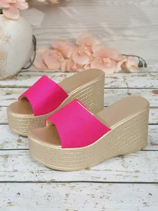 Détail de la sandale compensée pour femme avec bride fuchsia et semelle dorée