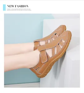 Detailansicht von braunen Vintage-Ledersandalen mit weichen Sohlen und Klettverschluss