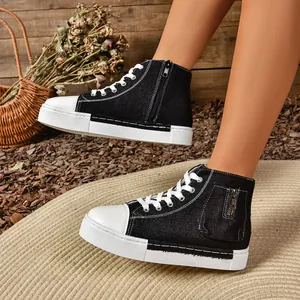 Detail van zwarte high-top canvas sneakers voor dames met rits aan de zijkant en dikke zool