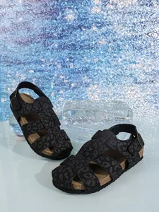 Detailansicht der Damen-Römersandalen mit Leopardenmuster, Korkfußbett und Lochmuster-Design.